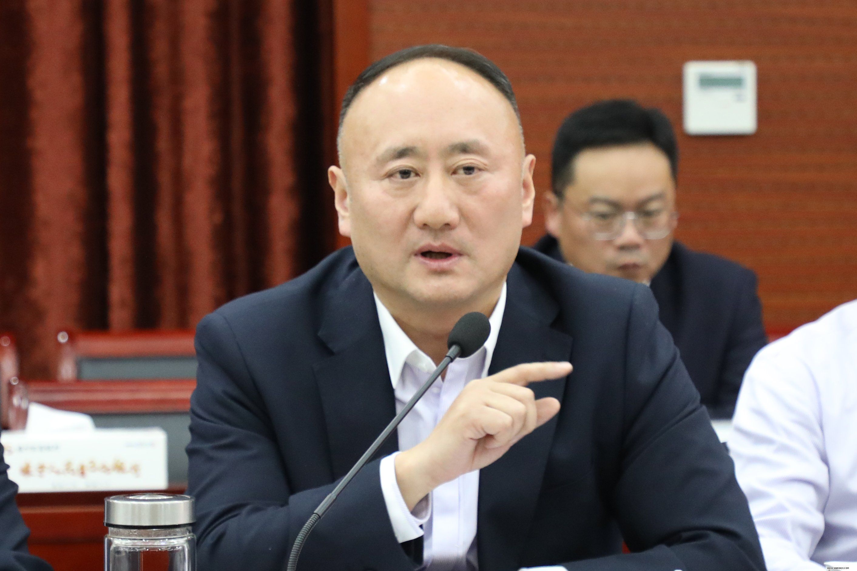 李巖峰董事長匯報經(jīng)營工作