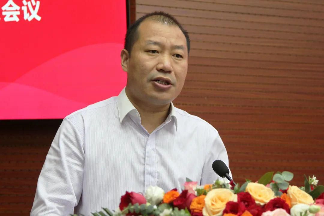 劉偉行長宣讀相關議案