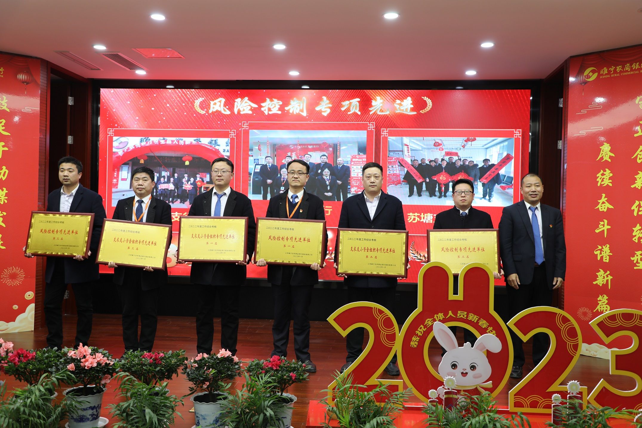 劉偉行長為專項先進單位代表頒獎.JPG