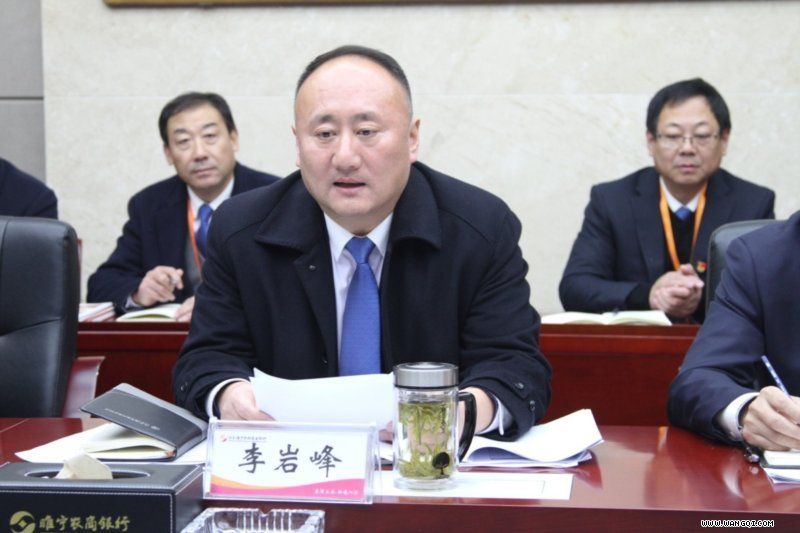 李巖峰董事長匯報(bào)工作