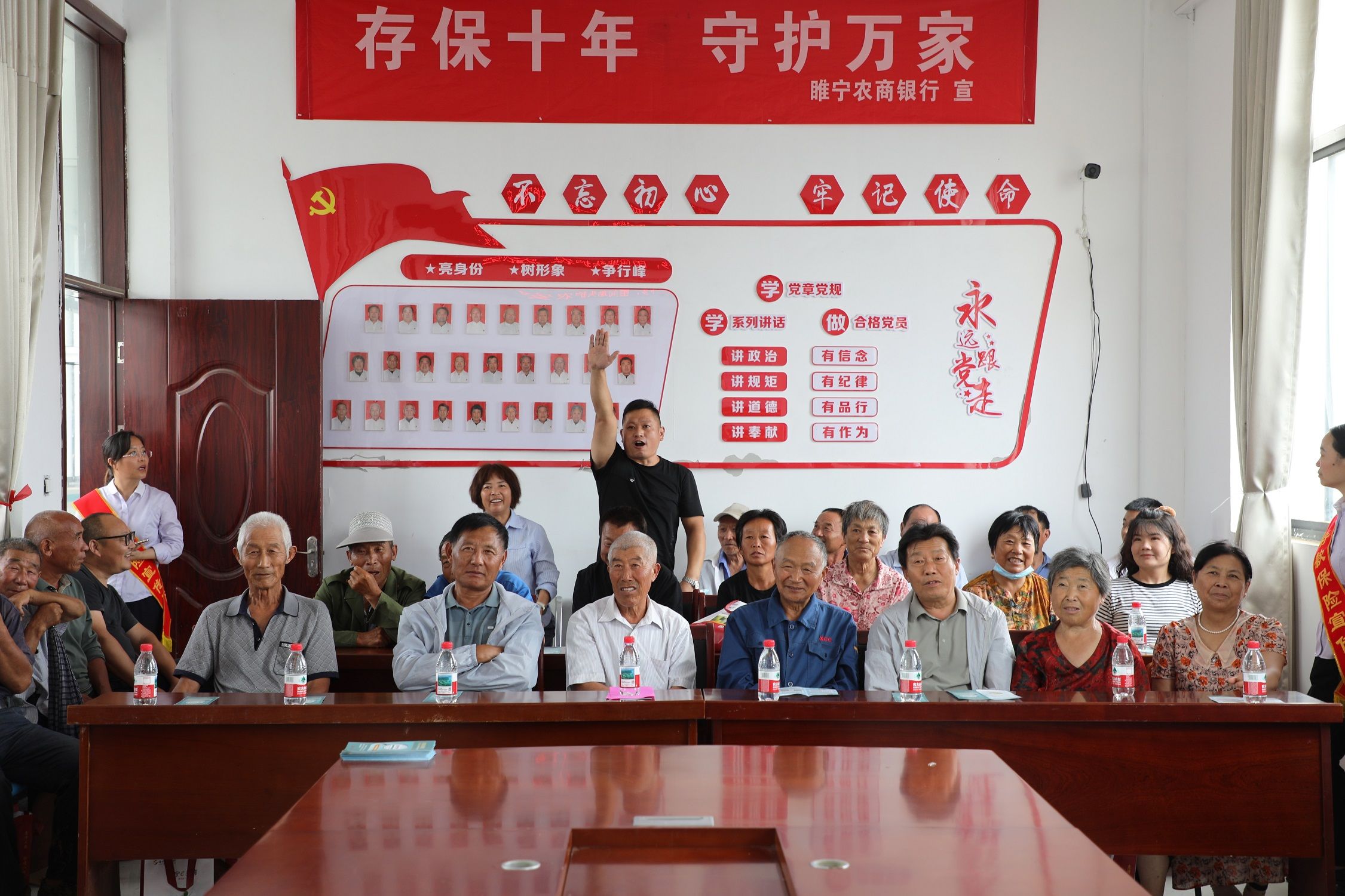 有獎(jiǎng)問(wèn)答環(huán)節(jié)，村民們紛紛搶答1